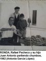 Icon of RONDA, Rafael Pacheco y su hijo Juan Antonio pelando higos chumbos, 1962