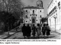 Icon of RONDA, mujeres caminando ante la iglesia de la Merced, 1948 